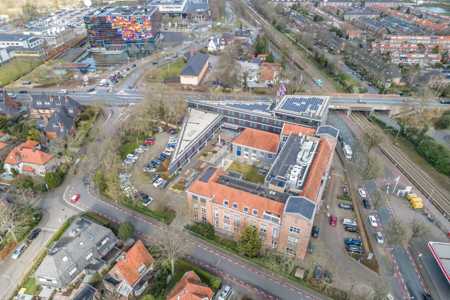 Luchtfoto van het Mediapark in Hilversum met op de voorgrond gebouwen aan de Lage Naarderweg.
